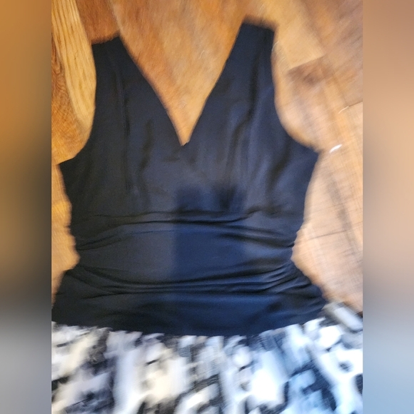 Elegant Black and White Floral Dress - Picture 5 of 12